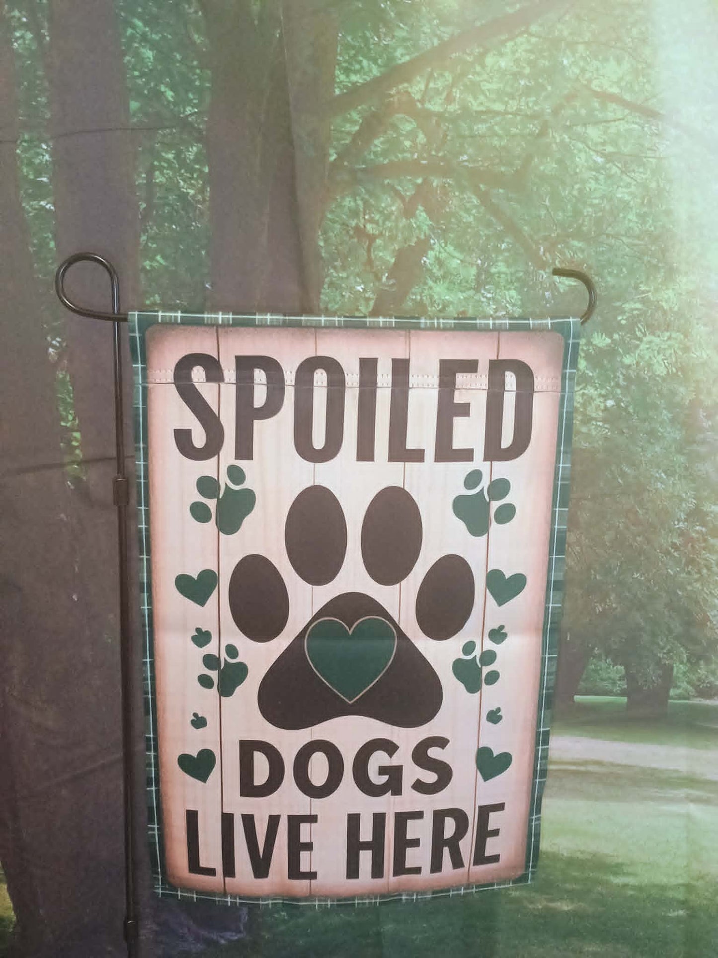 Garden flag~Spoiled dogs live here