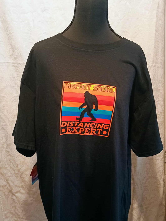 Men's t-shirt 2XL~Bigfoot social distancing expert
