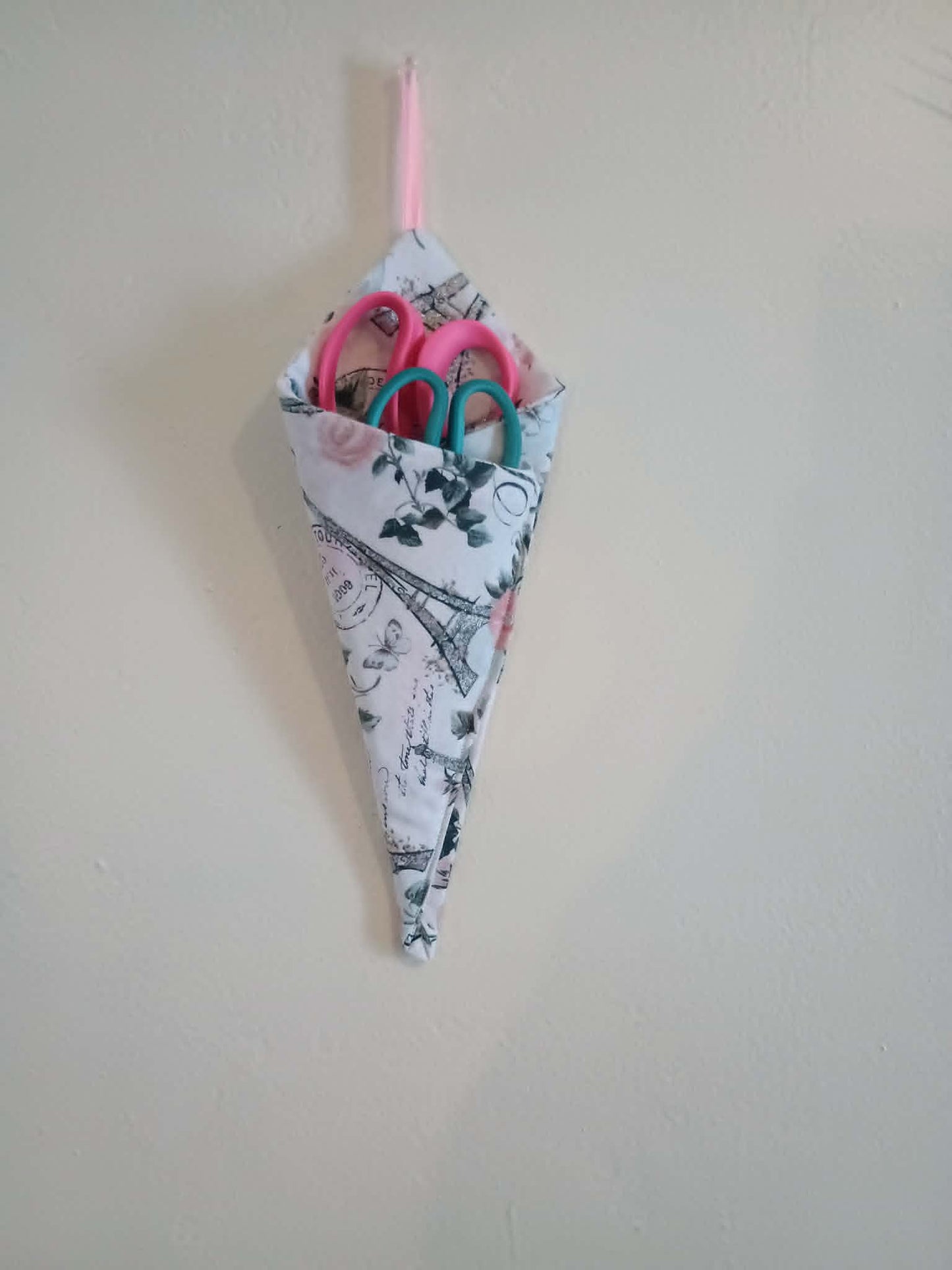Scissor holder~Eiffel tower
