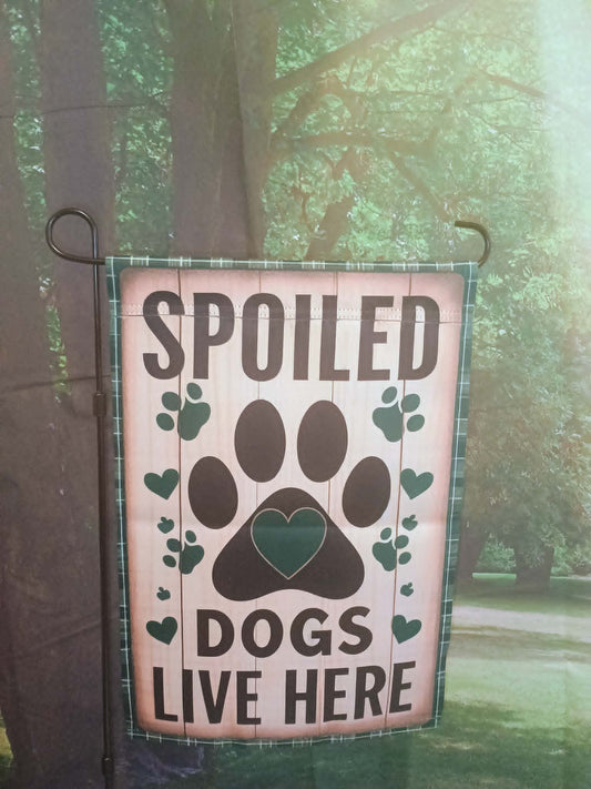 Garden flag~Spoiled dogs live here