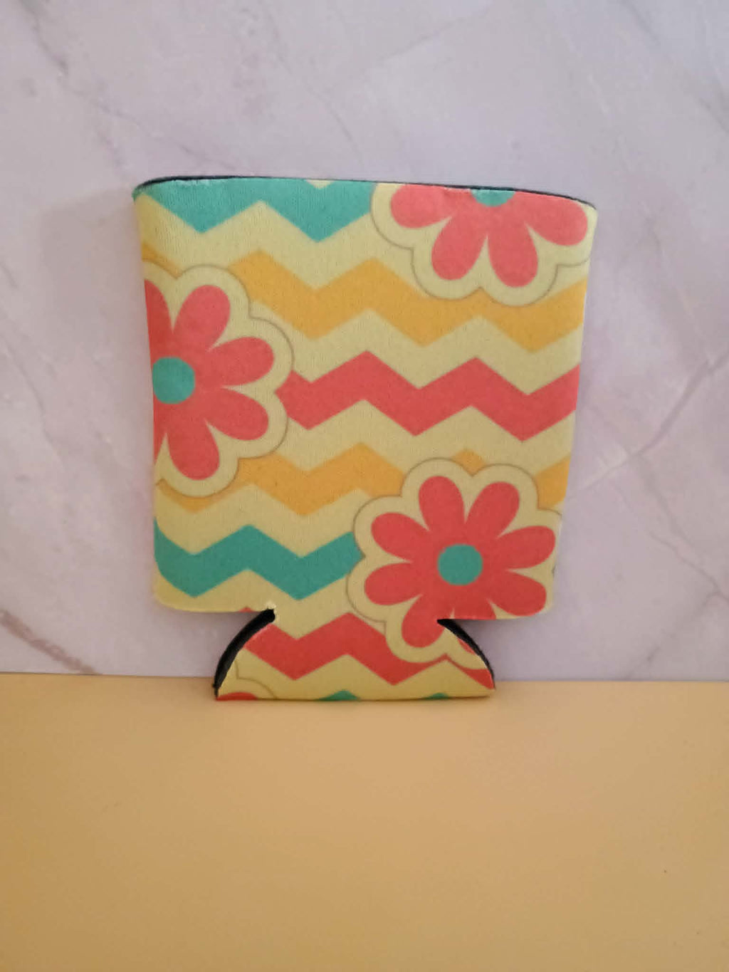 Can koozie~yellow and coral flowers